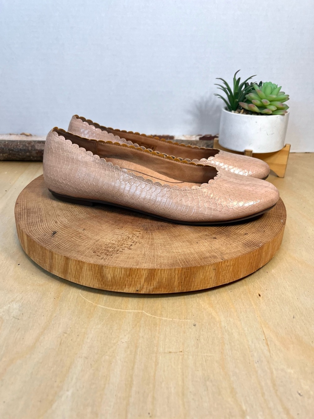 Vionic Julieta Tan Scalloped Leather Ballet Flats Size 8 - Picture 2 of 12